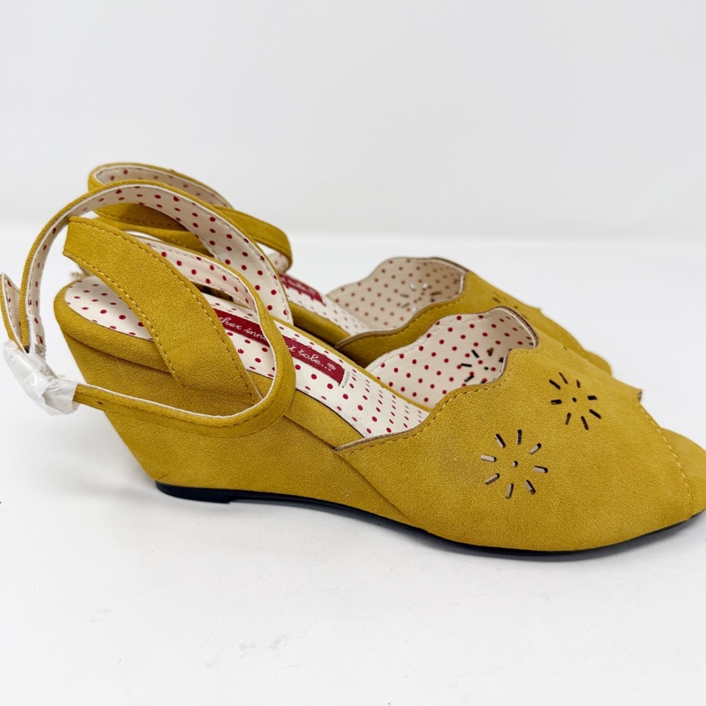 But Another Innocent Tale Yellow Wedge Sandals 6.5 Peep Toe Cutout Retro Mod - Picture 4 of 9